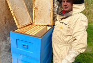 Обслуживание пасеки по Рублевскому шоссе и Новорижскому в Московской области  Мы оказываем услугу в помощи по обслуживании пасеки  , помощи в содержании пчёл как начинающим пчеловодам так и опытным .   Воспользуюсь услугой «Пчеловод на час» Вы получаете в